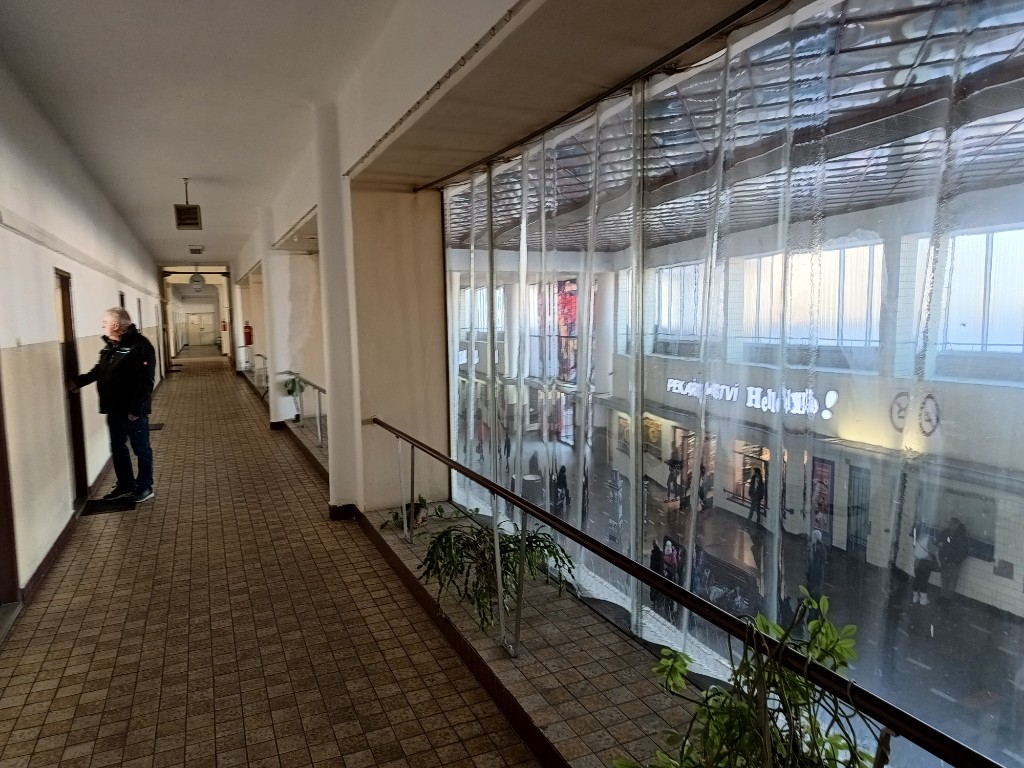 Jiny pohled v nadrazni budove